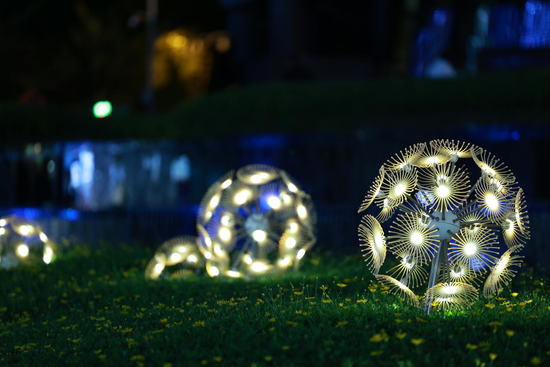 Jak bezpiecznie zaprojektować oświetlenie ogrodowe i zabezpieczyć instalację przed wilgocią Świecące kule ogrodowe oświetlające nocny ogród