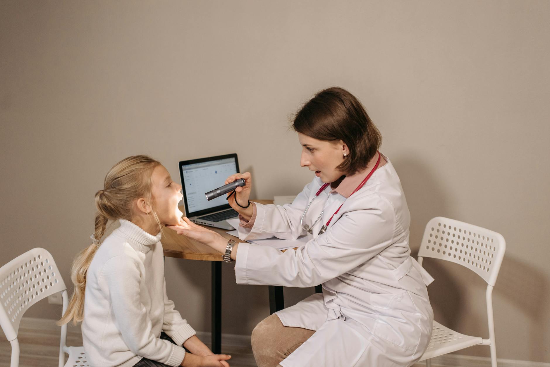Dlaczego dobra diagnoza logopedyczna jest ważniejsza niż szybkie ćwiczenia mowy? Logopedka bada małe dziecko w gabinecie podczas diagnozy mowy