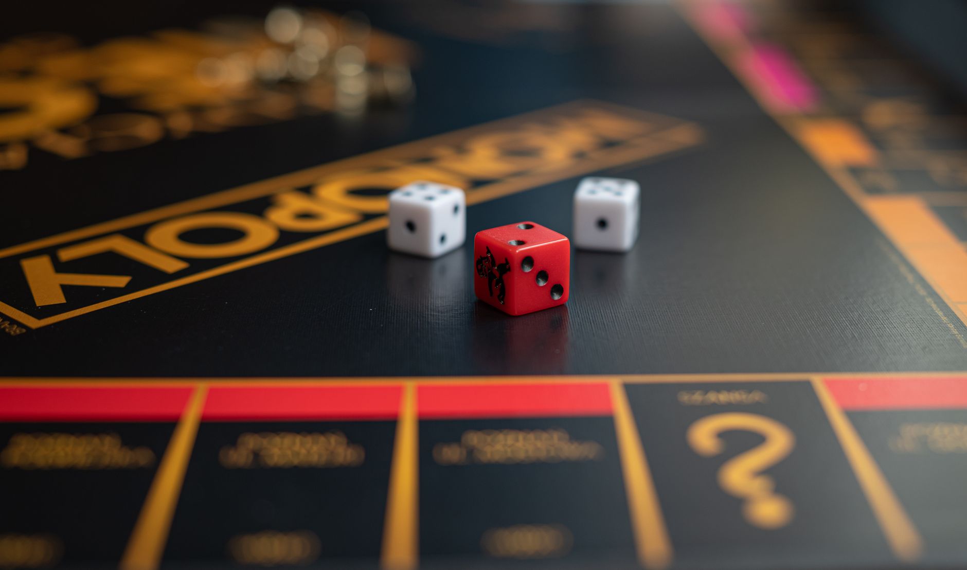 Kości do gry na planszy Monopoly podczas rodzinnej rozgrywki
