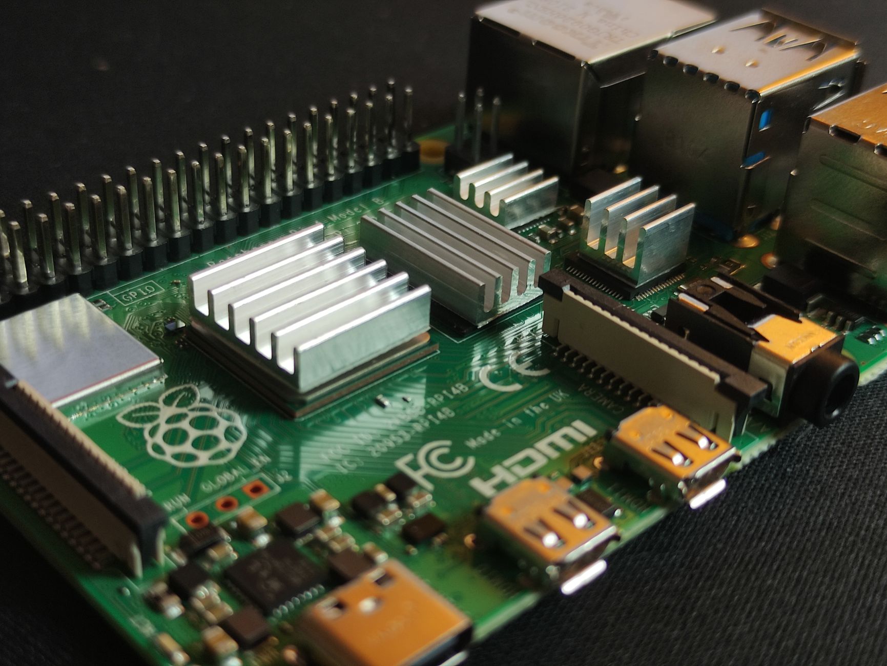 Edge AI w praktyce: jak uruchomić modele sztucznej inteligencji na Raspberry Pi krok po kroku Zbliżenie na płytkę Raspberry Pi z widocznymi elementami i ścieżkami